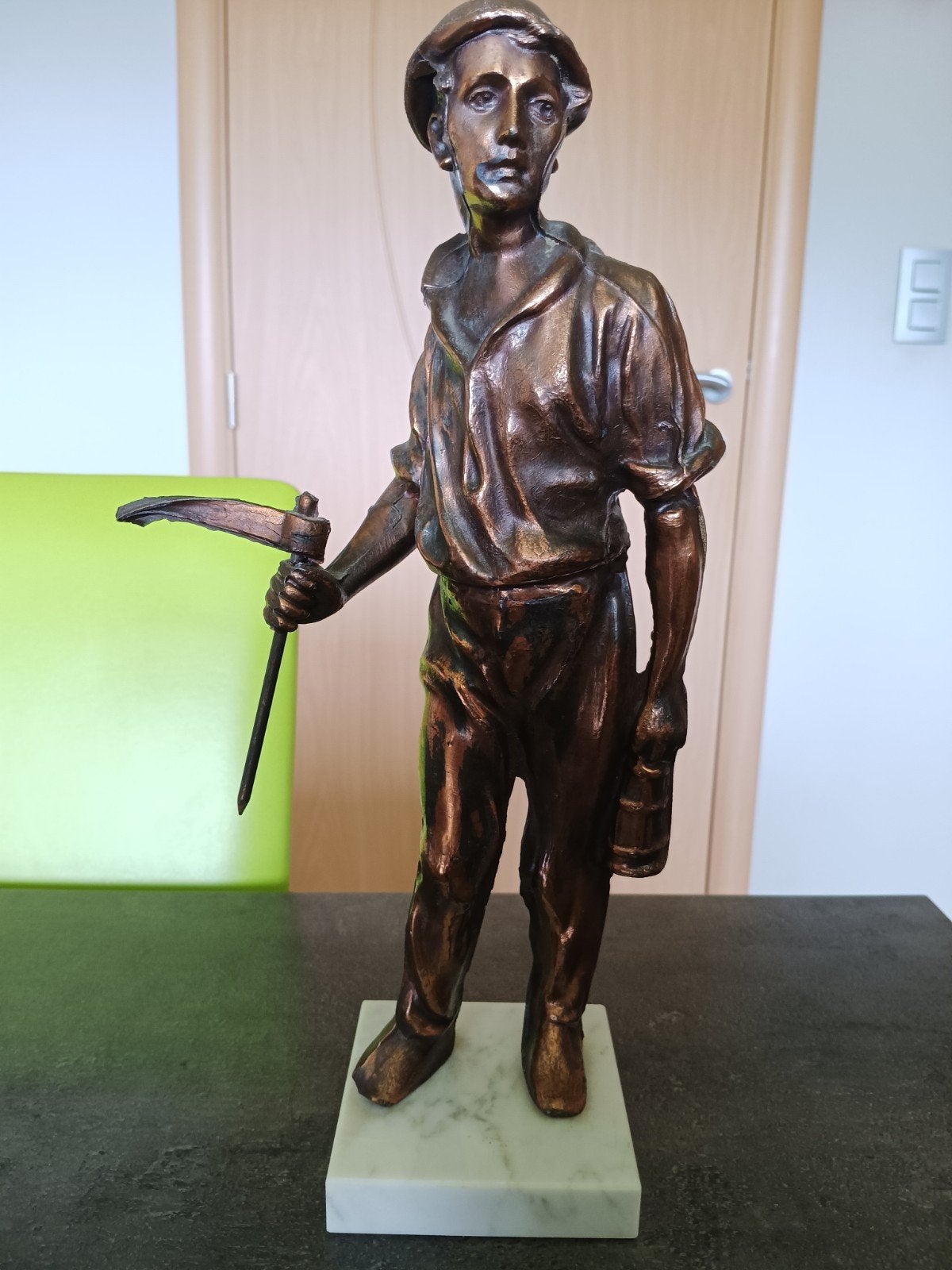 Mijnwerker op marmeren sokkel, Antiek en Kunst, Ophalen of Verzenden, Brons