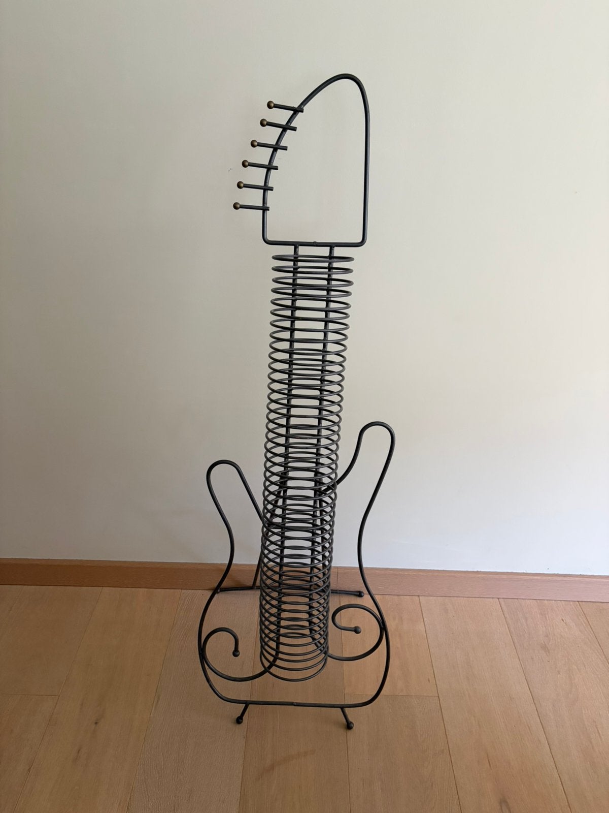 cd rek in vorm van gitaar, Huis en Inrichting, Woonaccessoires | Cd- en Dvd-rekken, Ophalen, Zo goed als nieuw, Metaal