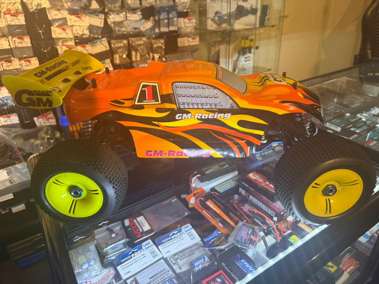 Ik zoek een body  voor mijn GM Racing-auto op schaal 1:8, Hobby & Loisirs créatifs, Enlèvement ou Envoi, Comme neuf, Échelle 1:8