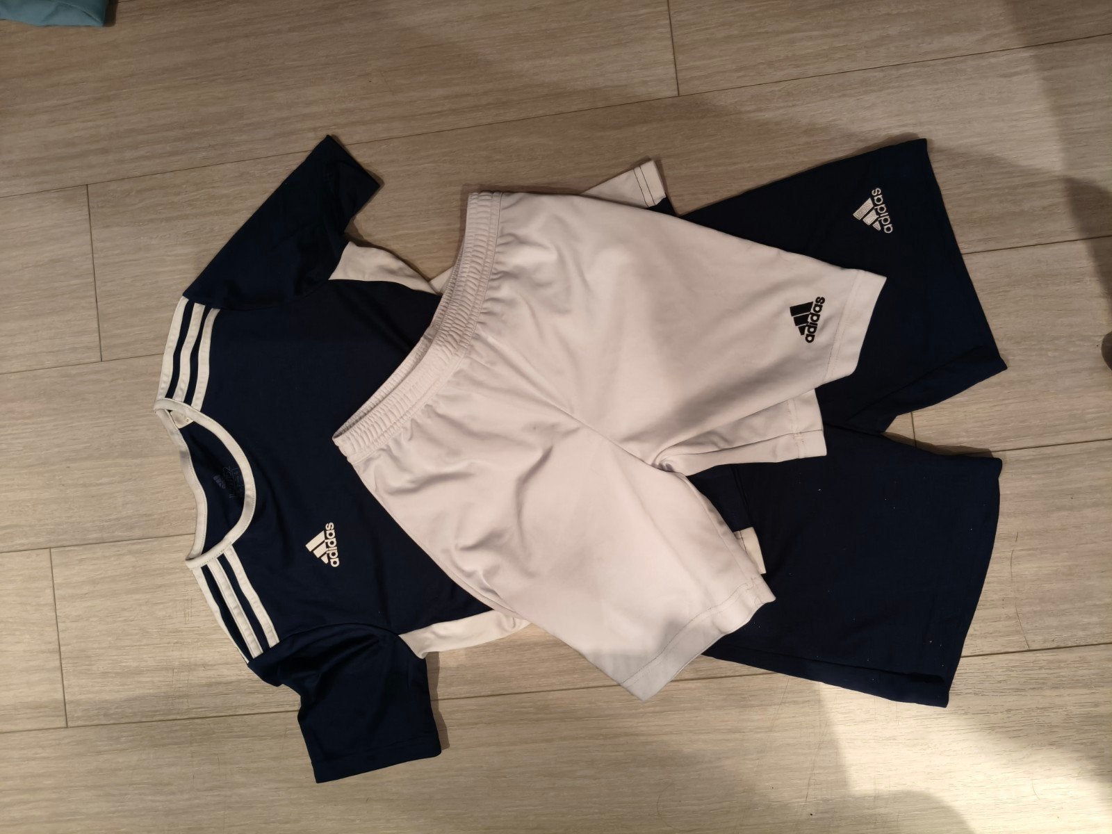 Maat 12 Adidas sport pakje     15 euro, Sport en Fitness, Vechtsporten en Zelfverdediging, Ophalen of Verzenden