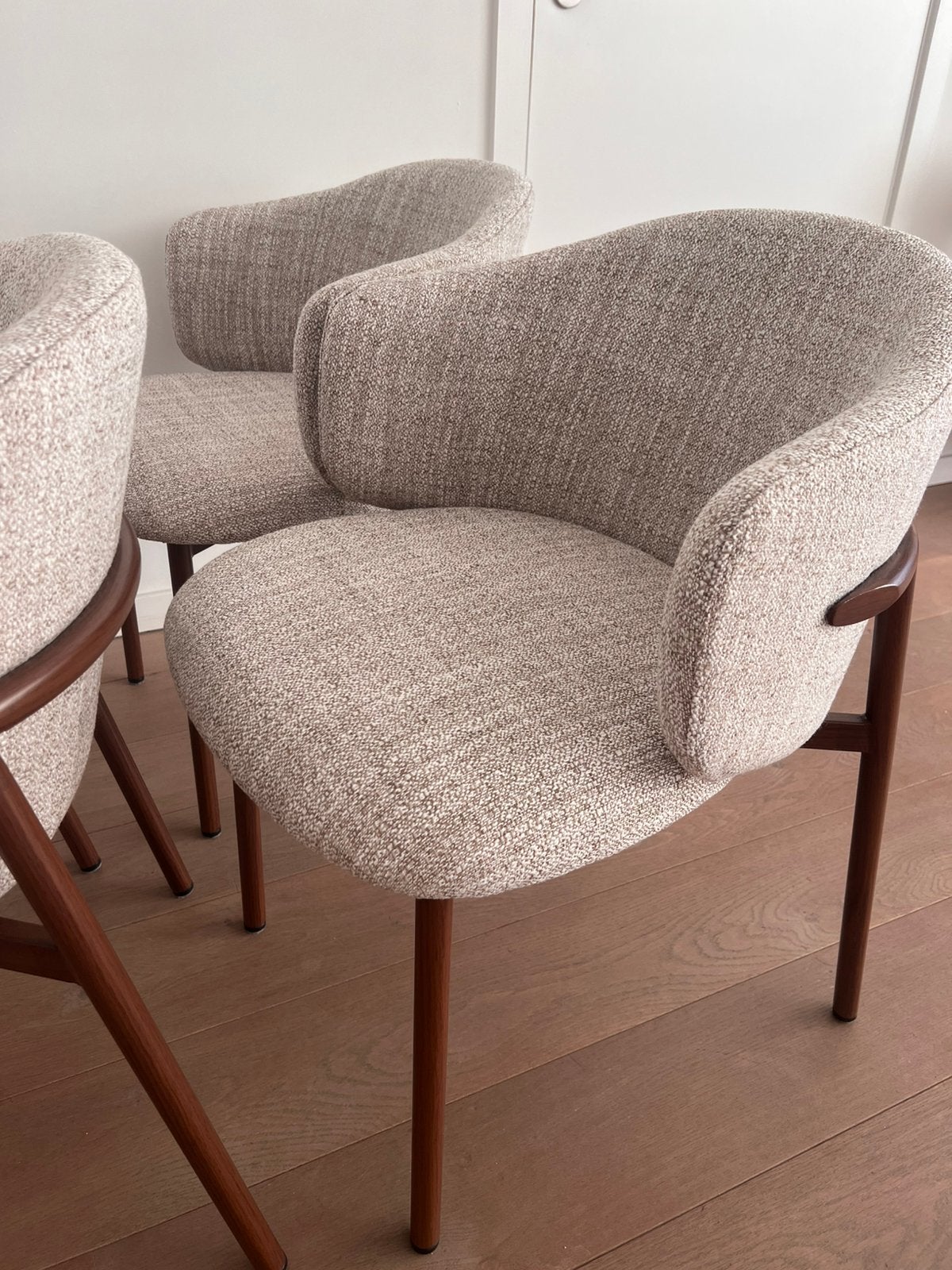 4x Jenna eetkamerstoel (usuals) - Beige - Walnootpoten, Maison & Meubles, Chaises, Neuf, Japandi, Autres couleurs, Enlèvement