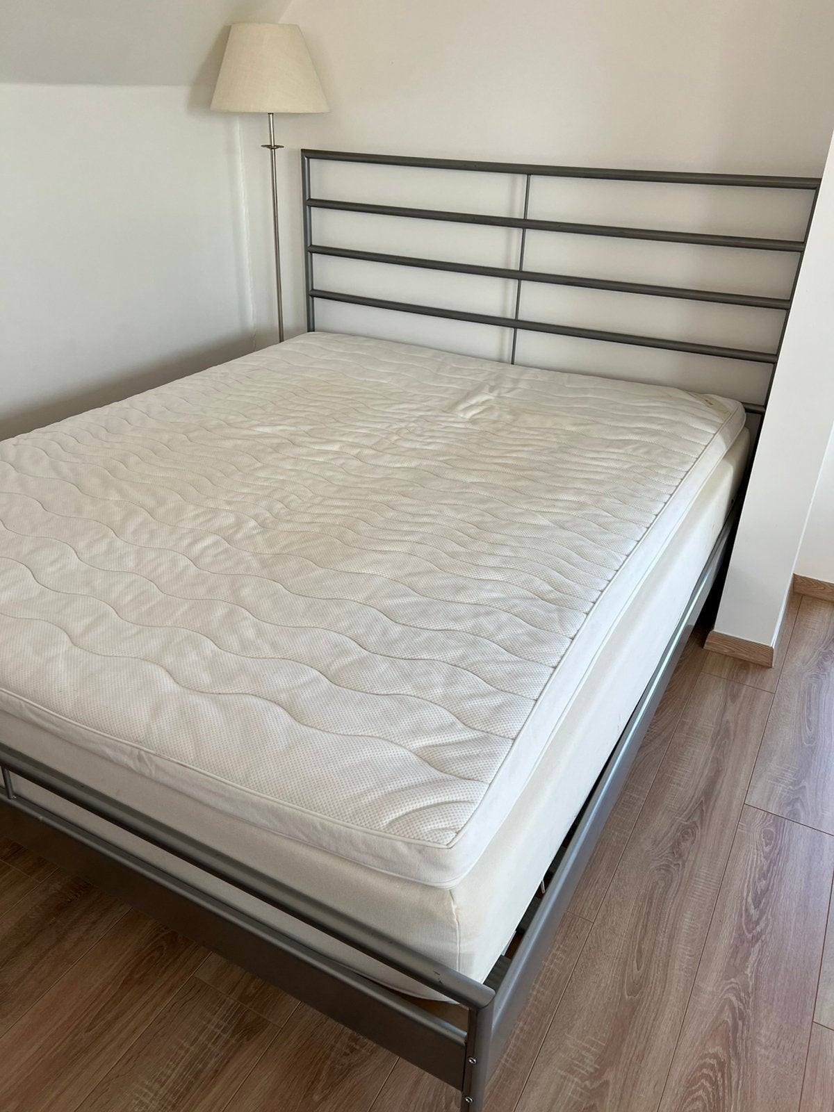 Ikea metalen frame bed met matras en lattenbodem, Huis en Inrichting, Ophalen, Gebruikt, Tweepersoons, 200 cm