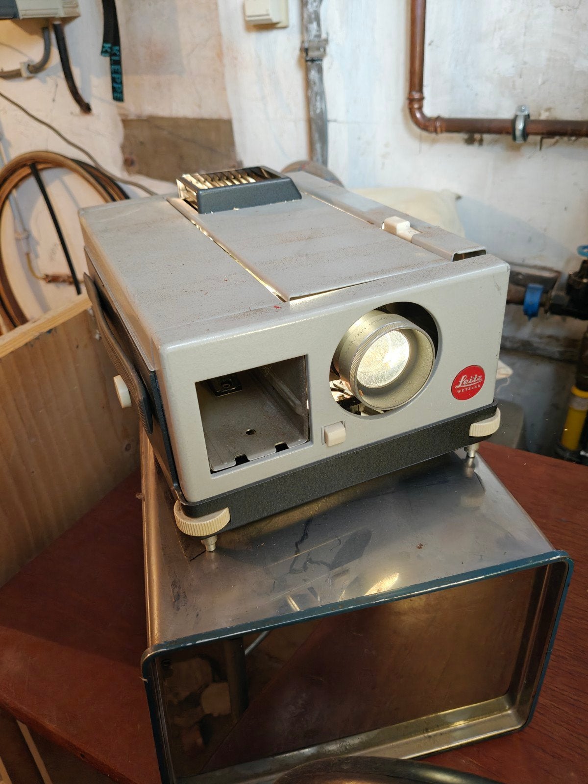 Leitz diaprojector, Ophalen