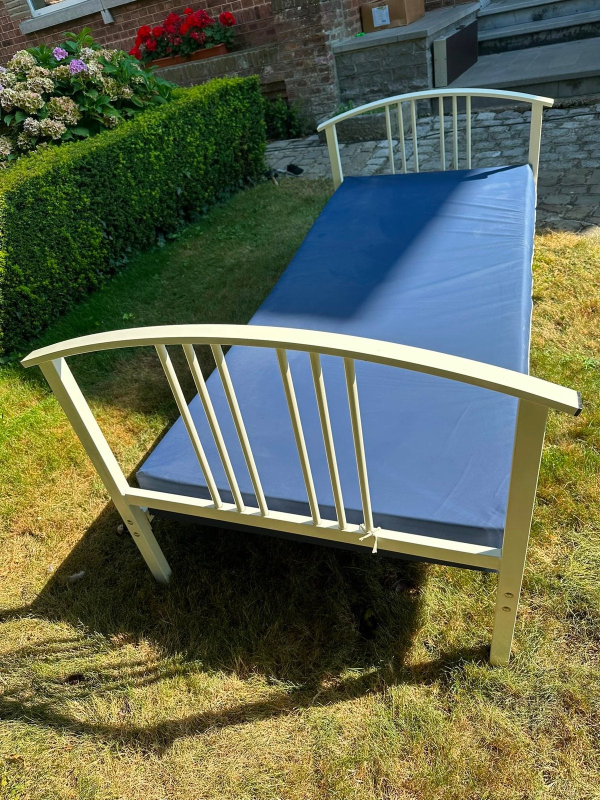Eénpersoons bed en matras Sampli, Huis en Inrichting, Slaapkamer | Bedden, Ophalen, Gebruikt, 90 cm, Eenpersoons