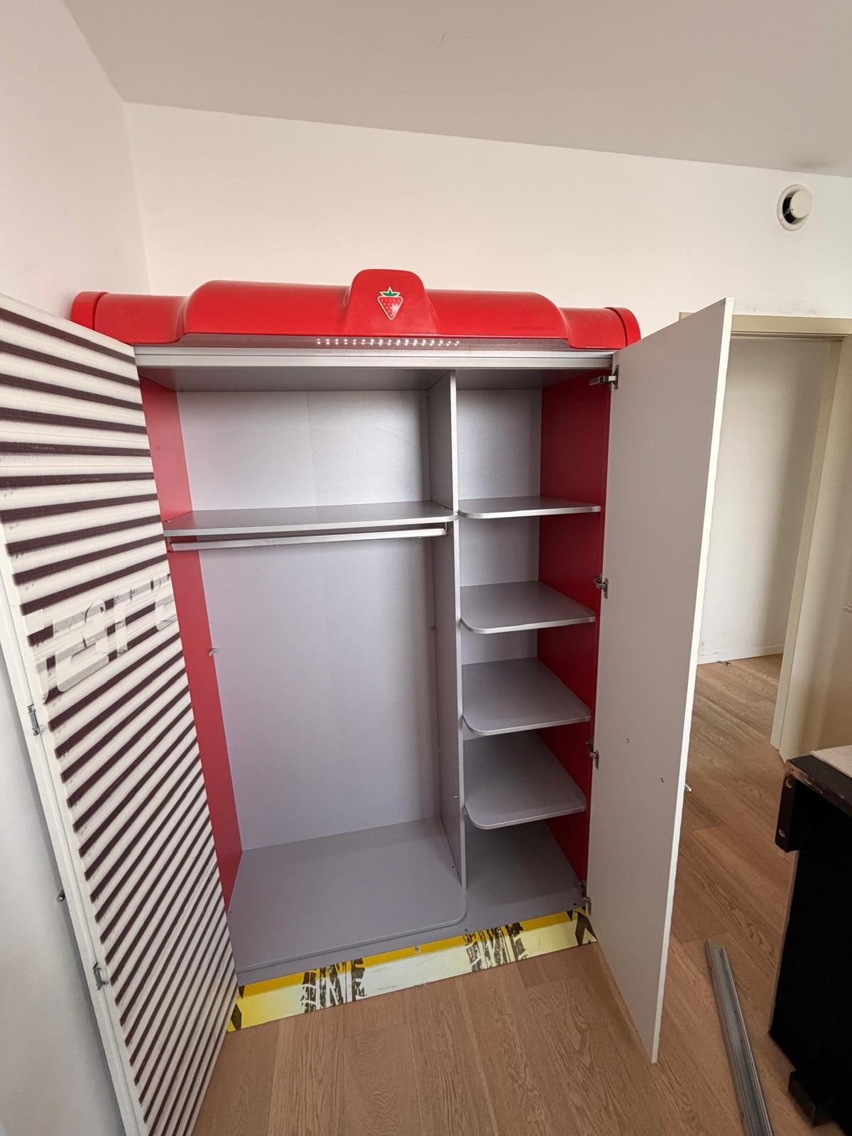 Armoire pour enfants Cilek avec motif fraise et éclairage., 105 cm ou plus, Enlèvement, Utilisé, 50 à 70 cm