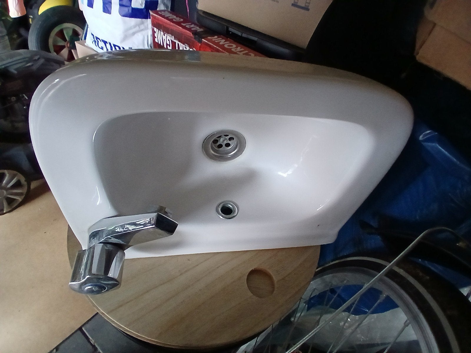 Petite fontaine avec robinet d'eau froide, Enlèvement, Robinet
