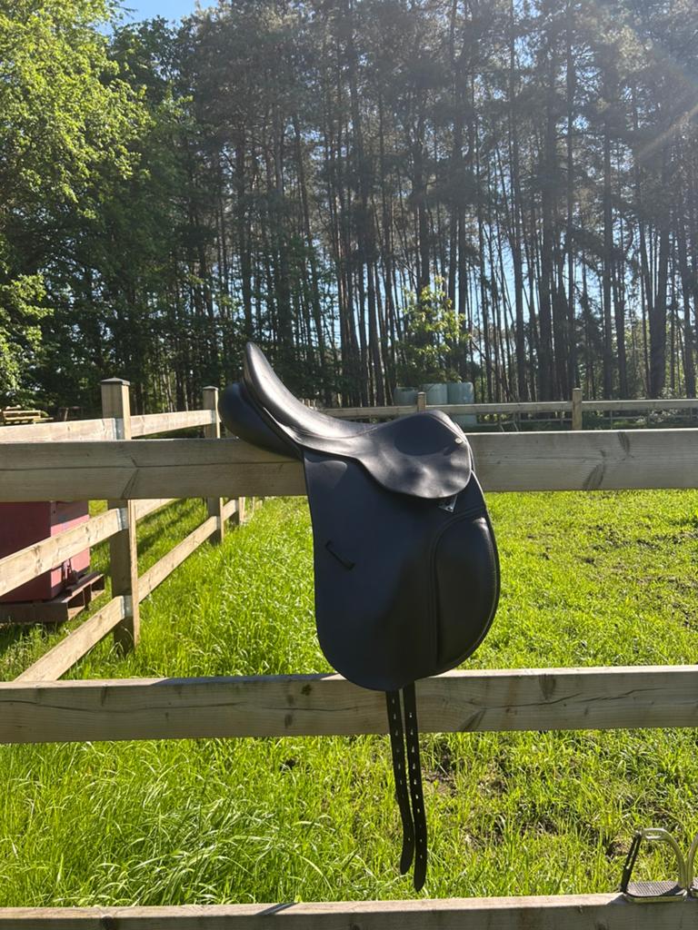 Wintec Veelzijdigheidszadel 18" (CAIR) + 2 dekjes, Ophalen, Zo goed als nieuw, Recreatie