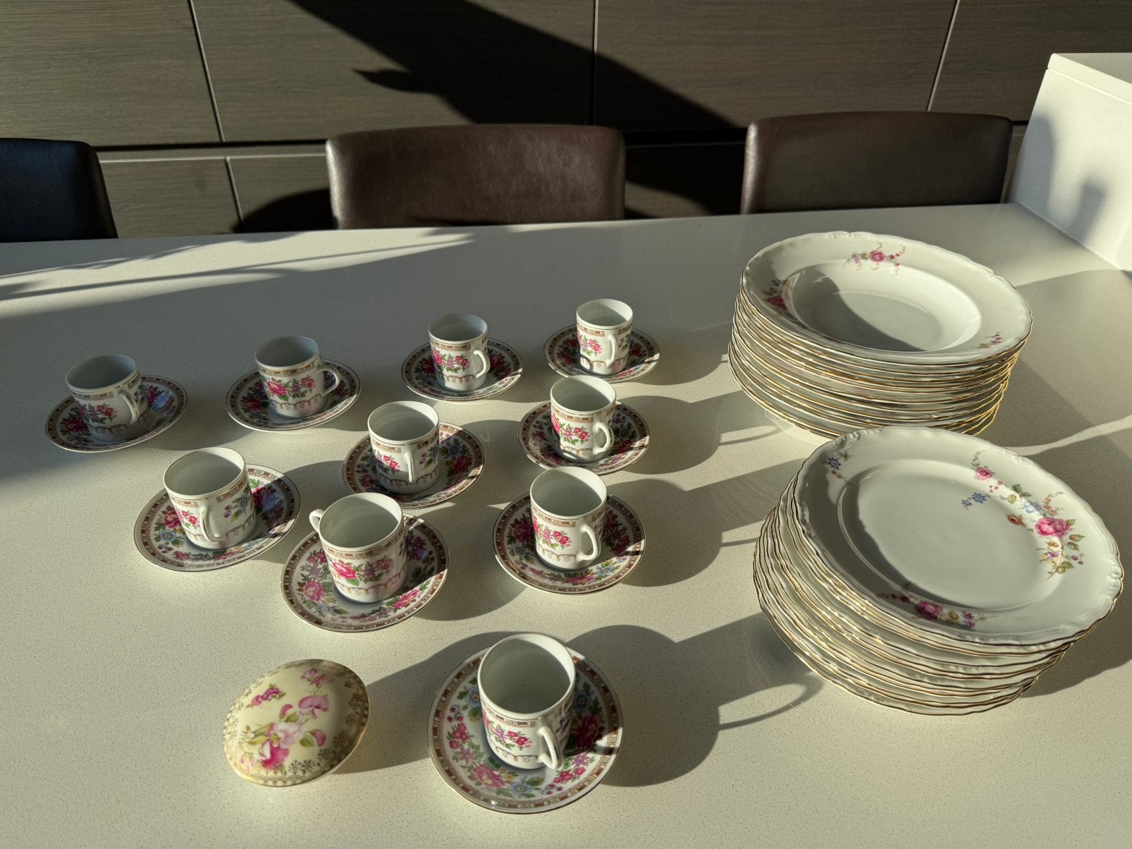 Vaisselle vintage en porcelaine avec fleurs et bordure dorée, Antiquités & Art, Enlèvement