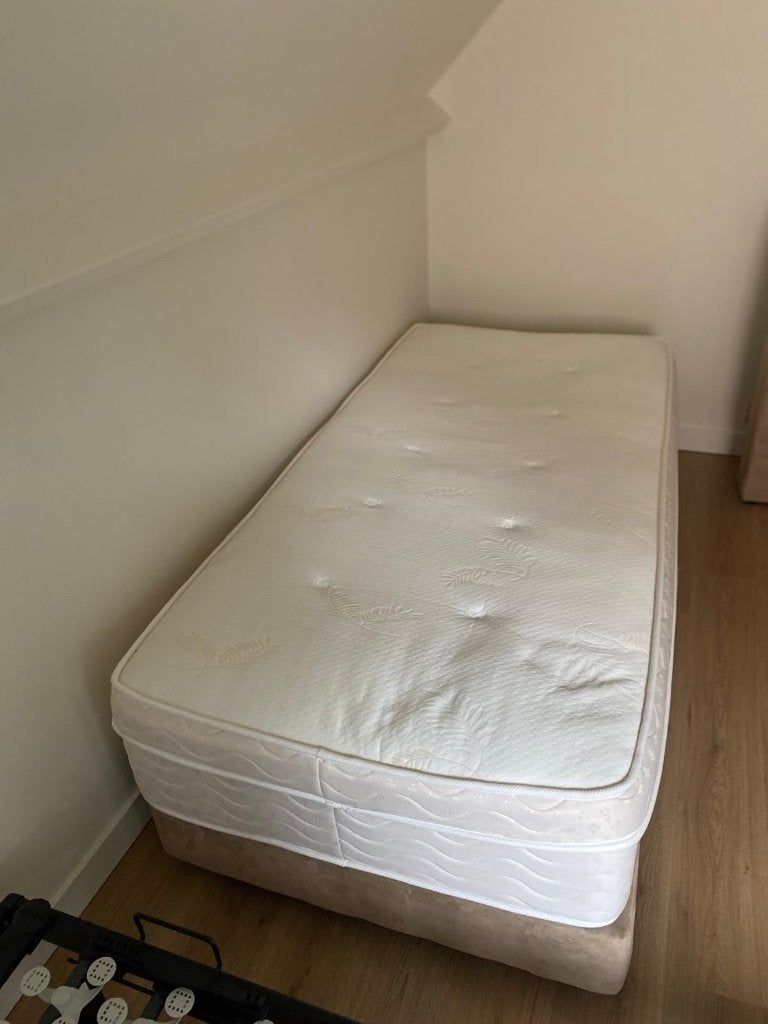 Comfortabele 1-persoons boxspring – Zo goed als nieuw!, Ophalen, 90 cm, Eenpersoons, Beige