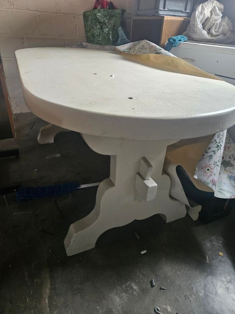 La table en chêne a besoin d'une couche de peinture, Enlèvement