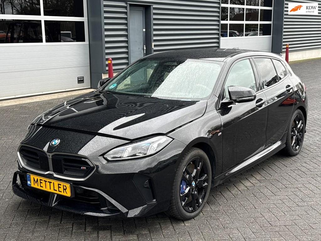 BMW 1-serie M135 xDrive, harman kardon, 360 camera, head up, Automaat, 1998 cc, Zwart, Leder