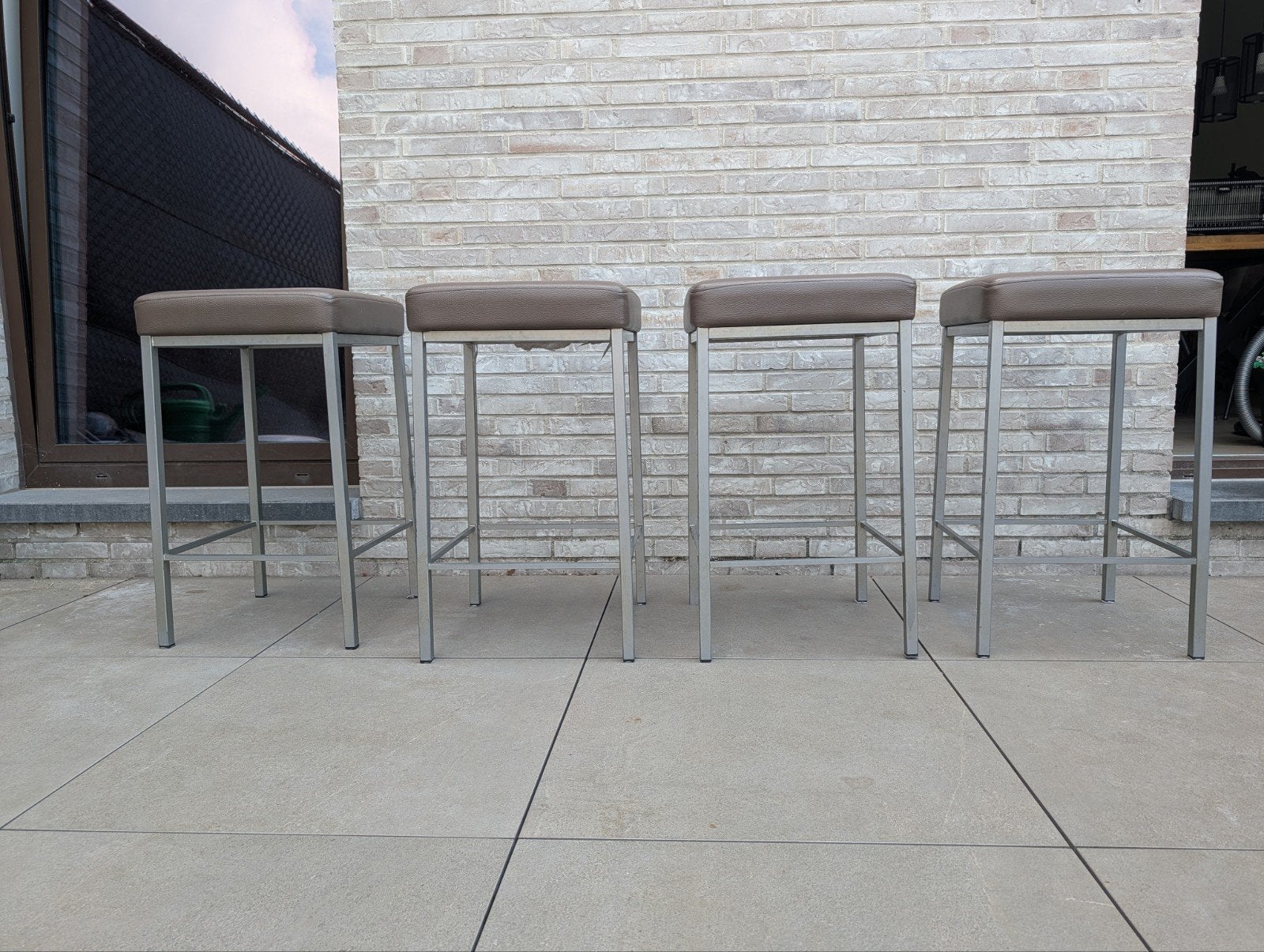 4 gebruikte barkrukken – taupe/beige – metalen frame, Ophalen, Met voetsteun, 60 tot 90 cm, 4 krukken