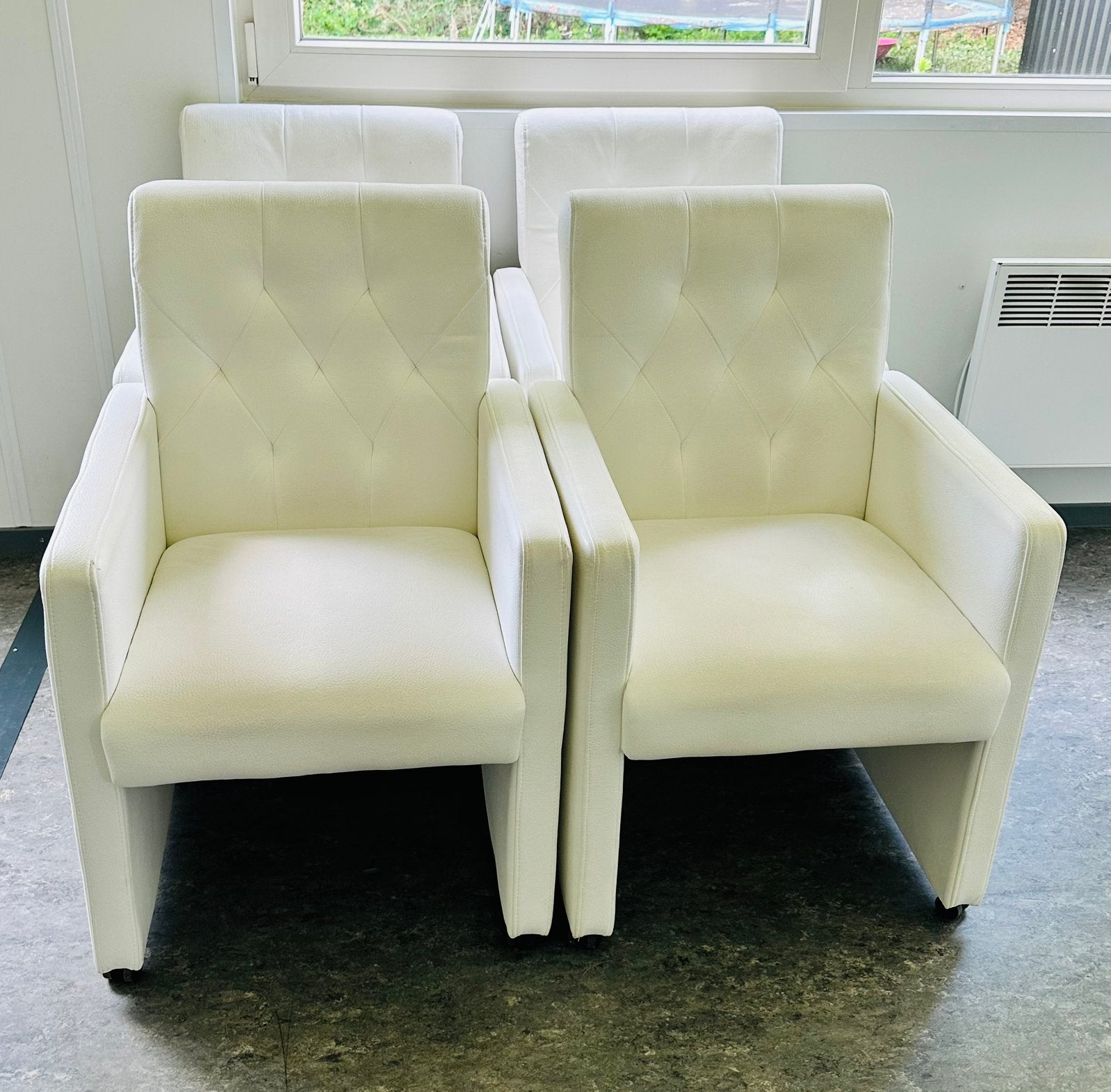 Gratis 4x eetkamerstoel leder op wieltjes, Huis en Inrichting, Stoelen, Ophalen, Gebruikt, Wit, Leer