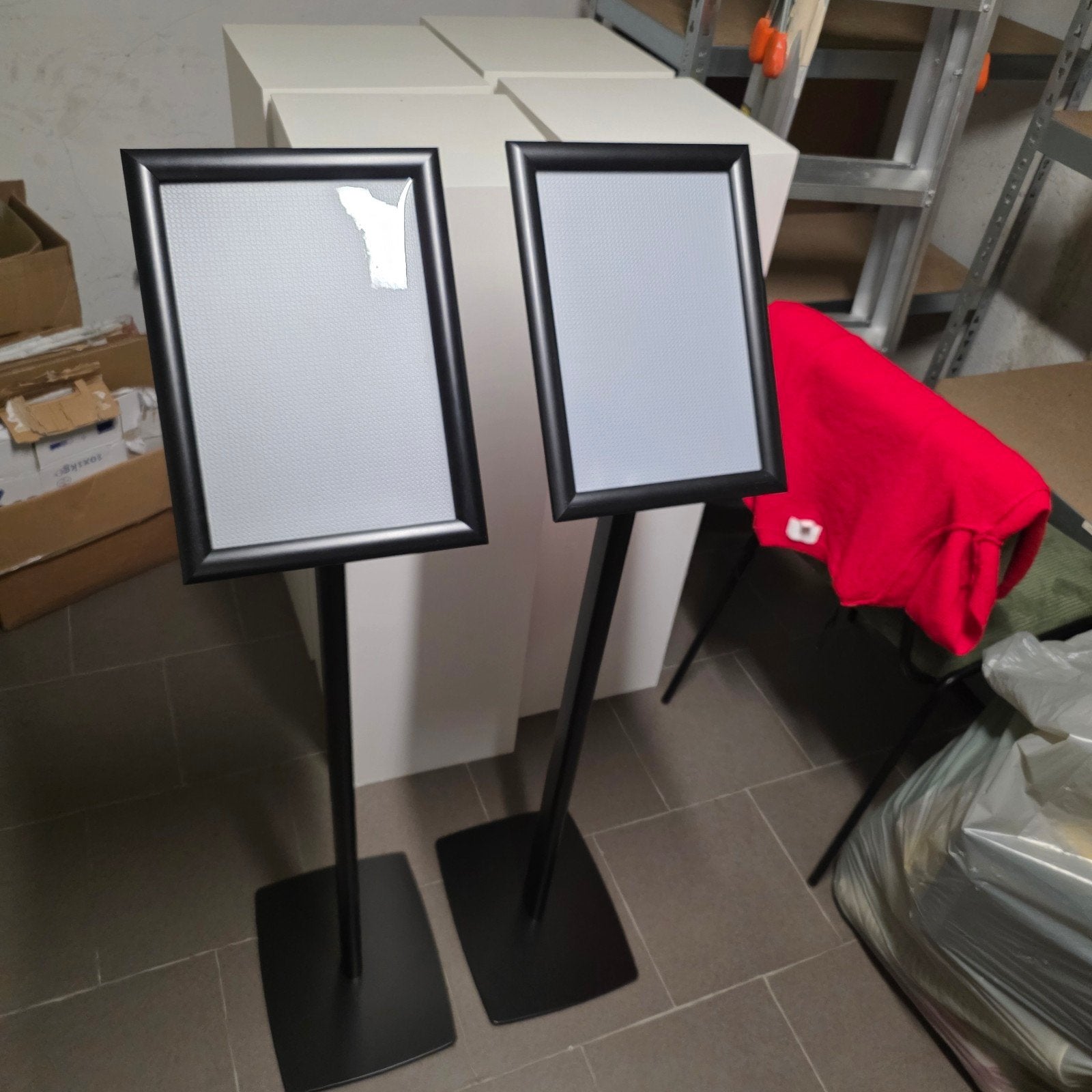 2x A4 staanders, TV, Hi-fi & Vidéo, Écrans de projection, Enlèvement, Neuf