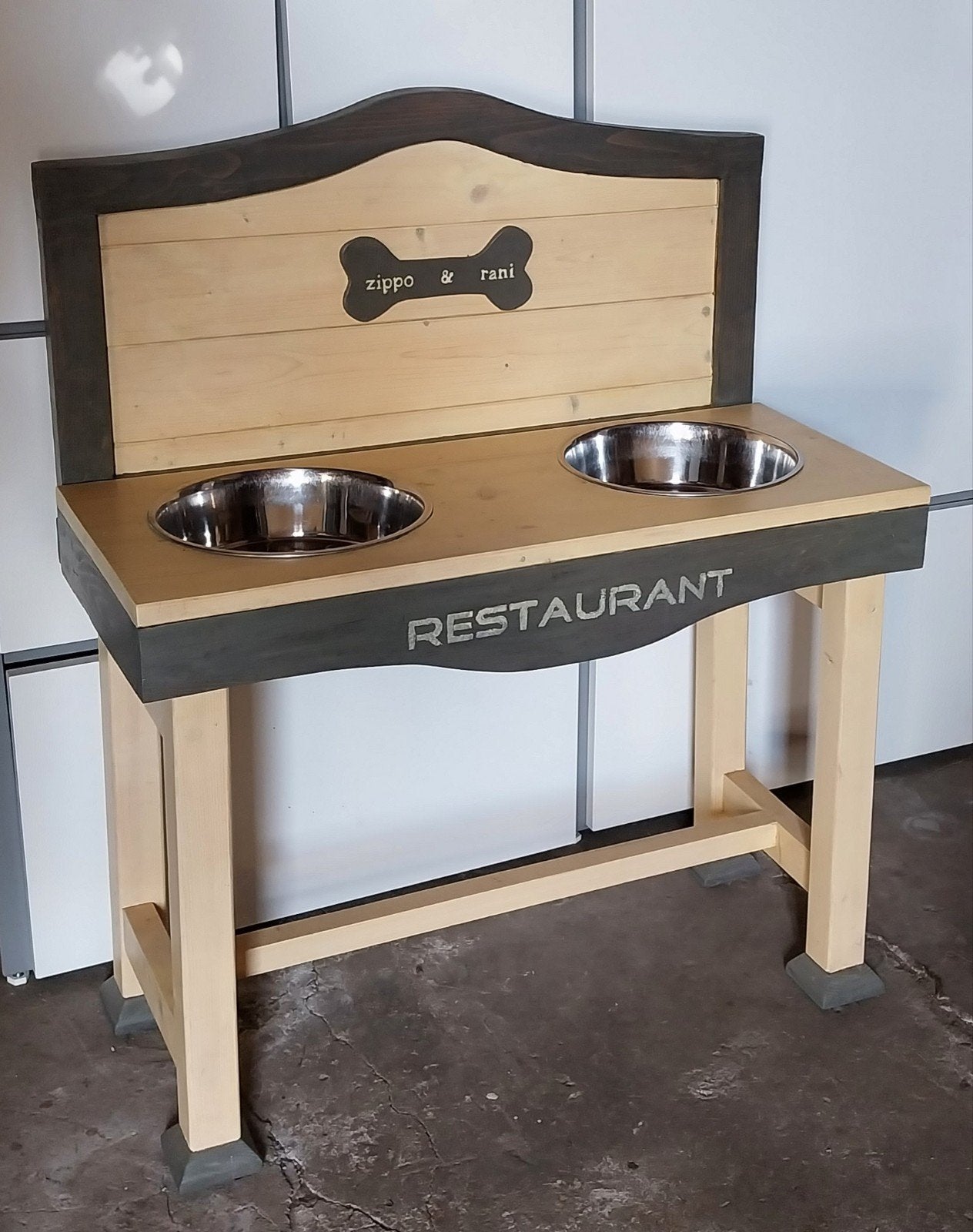 mooi meubel met eet en drinkbak voor honden, Dieren en Toebehoren, Ophalen