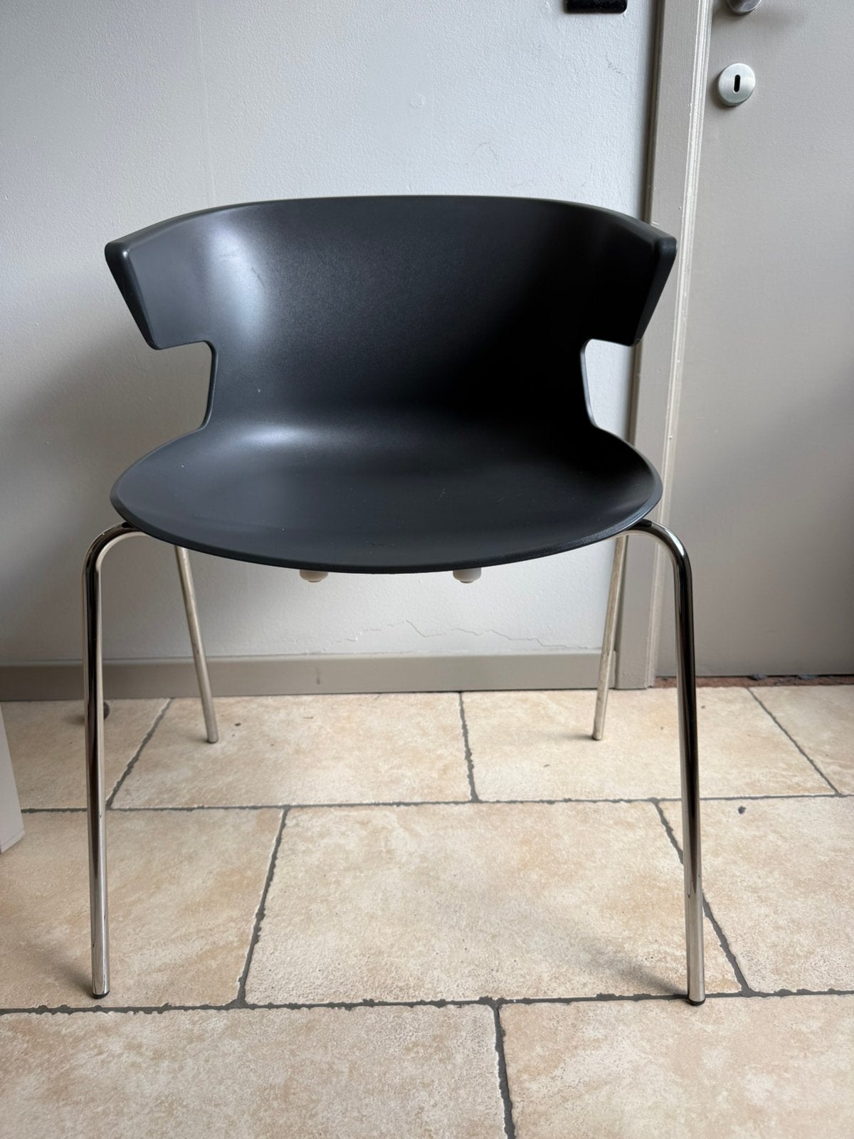 2 designstoelen met armleuningen –donkergrijs–, Huis en Inrichting, Stoelen, Ophalen, Zo goed als nieuw, Kunststof, Twee