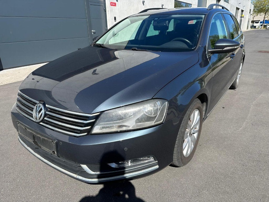 VOLKSWAGEN PASSAT 1.6TDI AUTO AIRCO CRUISE CONTROL NAVI, Auto's, Voorwielaandrijving, Stof, Zwart, 4 cilinders