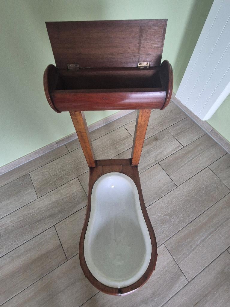 Antieke houten bidetstoel met originele porseleinen bak., Antiek en Kunst, Ophalen