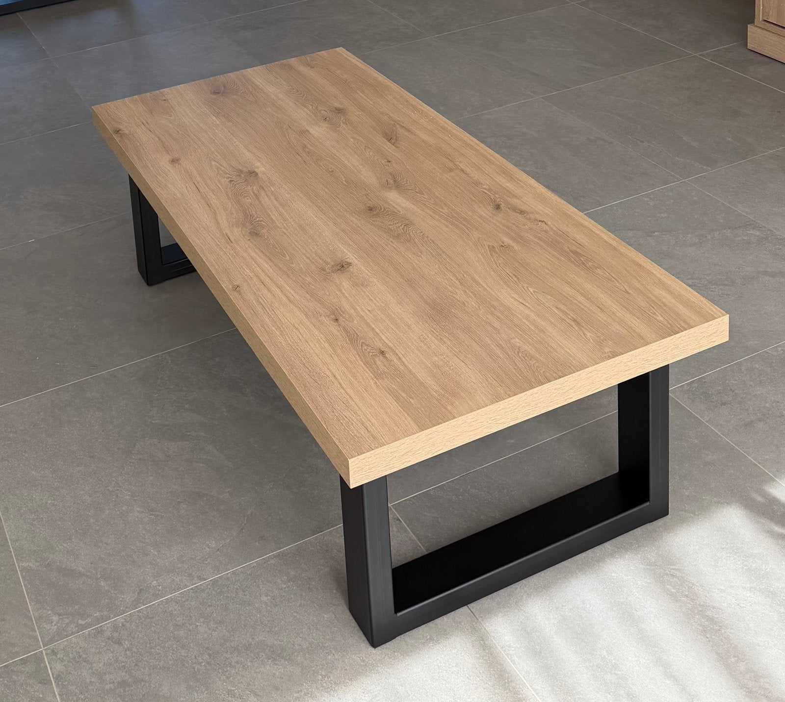 Nieuwe salontafel, Neuf, 100 à 150 cm, Houten tafel met zwarte metalen poten, Autres essences de bois