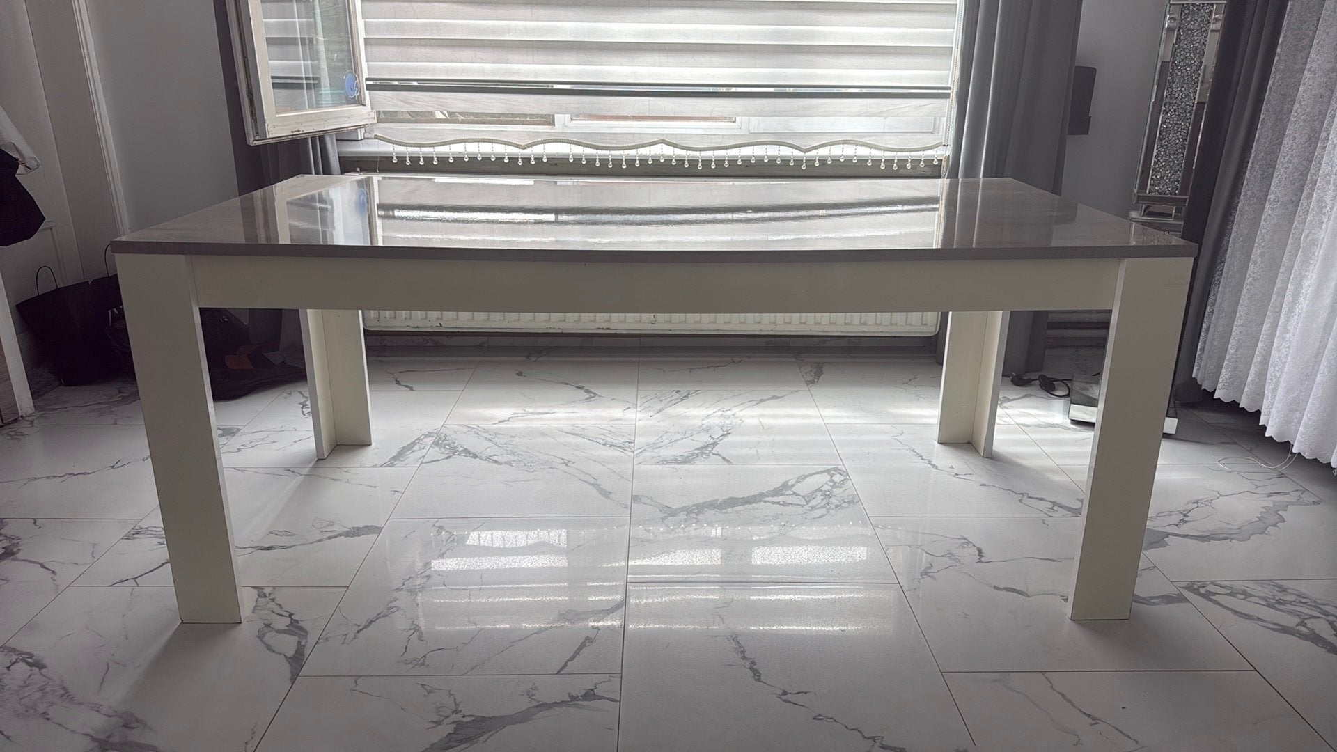 Eettafel in goede staat met grijs tafelblad en witte poten, Huis en Inrichting, Ophalen, Zo goed als nieuw