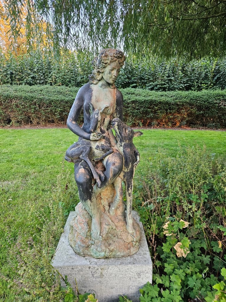 ZEER OUDE BRONS DAME MET HERTEN OPDRACHT VAN KLANT TE KOOP !, Ophalen, Zo goed als nieuw, Overige materialen, Mensenbeeld