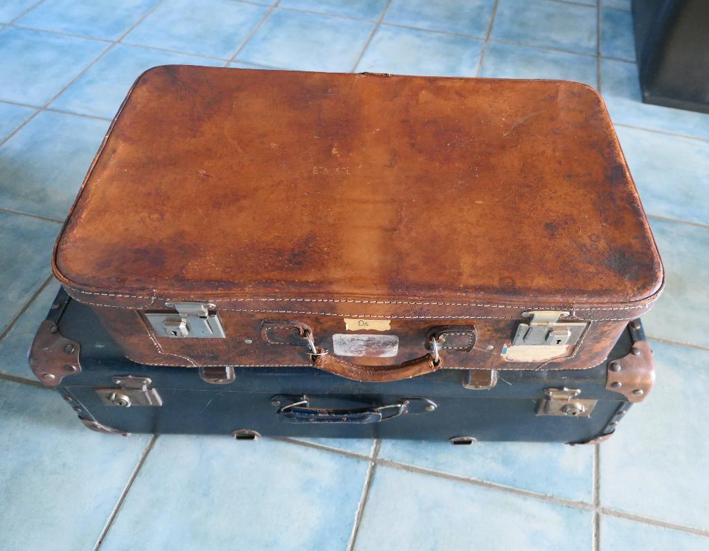 1 valise vintage  cuir + bonus 1 valise vintage carton bleu, 35 à 45 cm, Enlèvement, 60 à 70 cm, Cuir