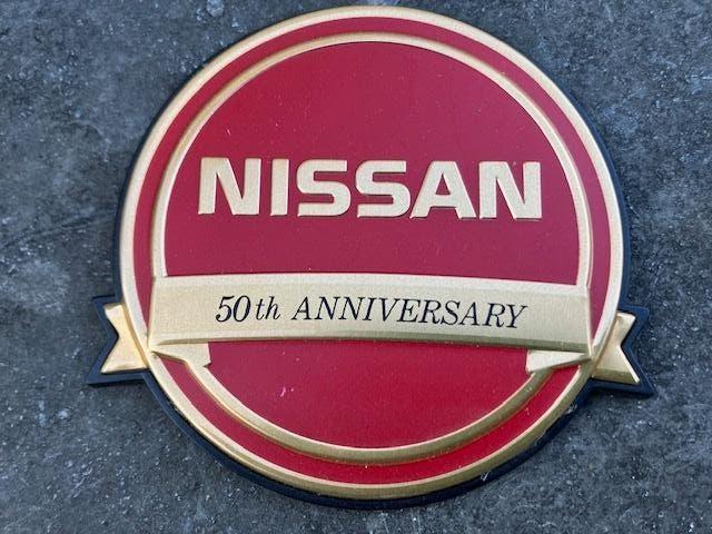 BADGE ROUGE POUR LE 50E ANNIVERSAIRE DE NISSAN. NOUVEAU, Enlèvement ou Envoi, Neuf, Voitures