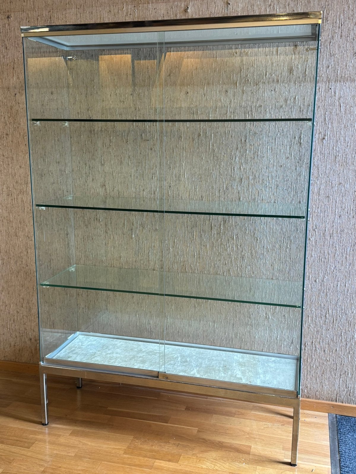 Strakke glazen vitrinekast met metalen frame - demonteerbaar, Huis en Inrichting, Kasten | Vitrinekasten, Ophalen, Gebruikt, 100 tot 150 cm
