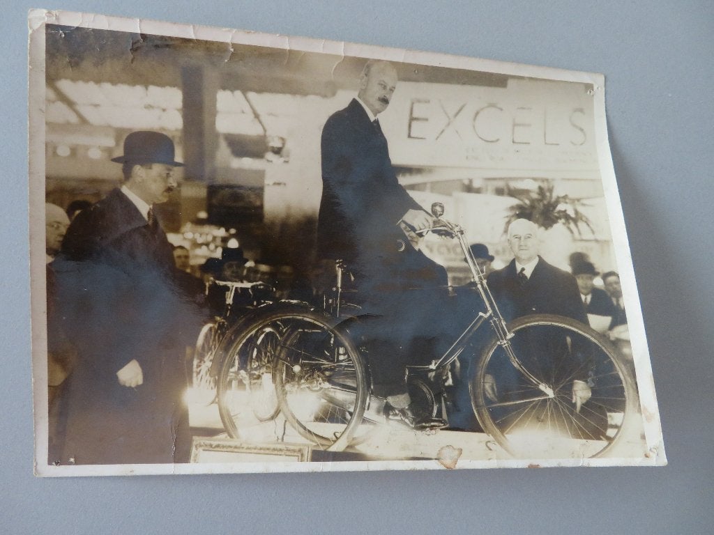 oude persfoto Fiets tentoonstelling Beurs driewieler Excels, Verzamelen, Ophalen of Verzenden, Zo goed als nieuw, Foto