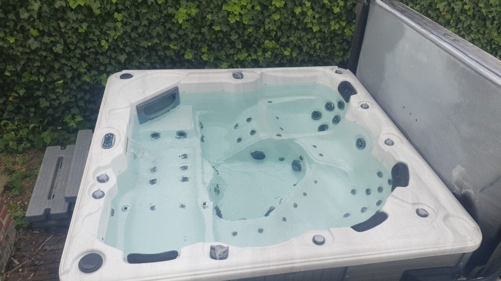 Jacuzzi Santa Cruz, Jardin & Terrasse, Bains à remous et Spas, Enlèvement, Utilisé, Escalier, Fixé