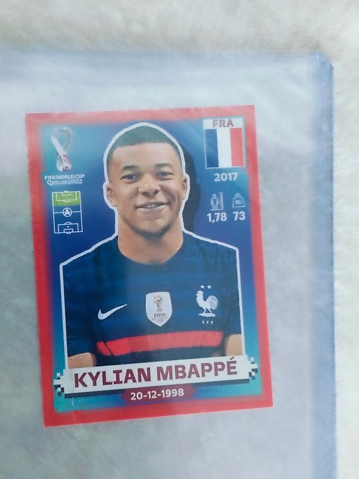 Panini sticker Kylian mbappe Frankrijk rode rand, Verzamelen, Verzenden