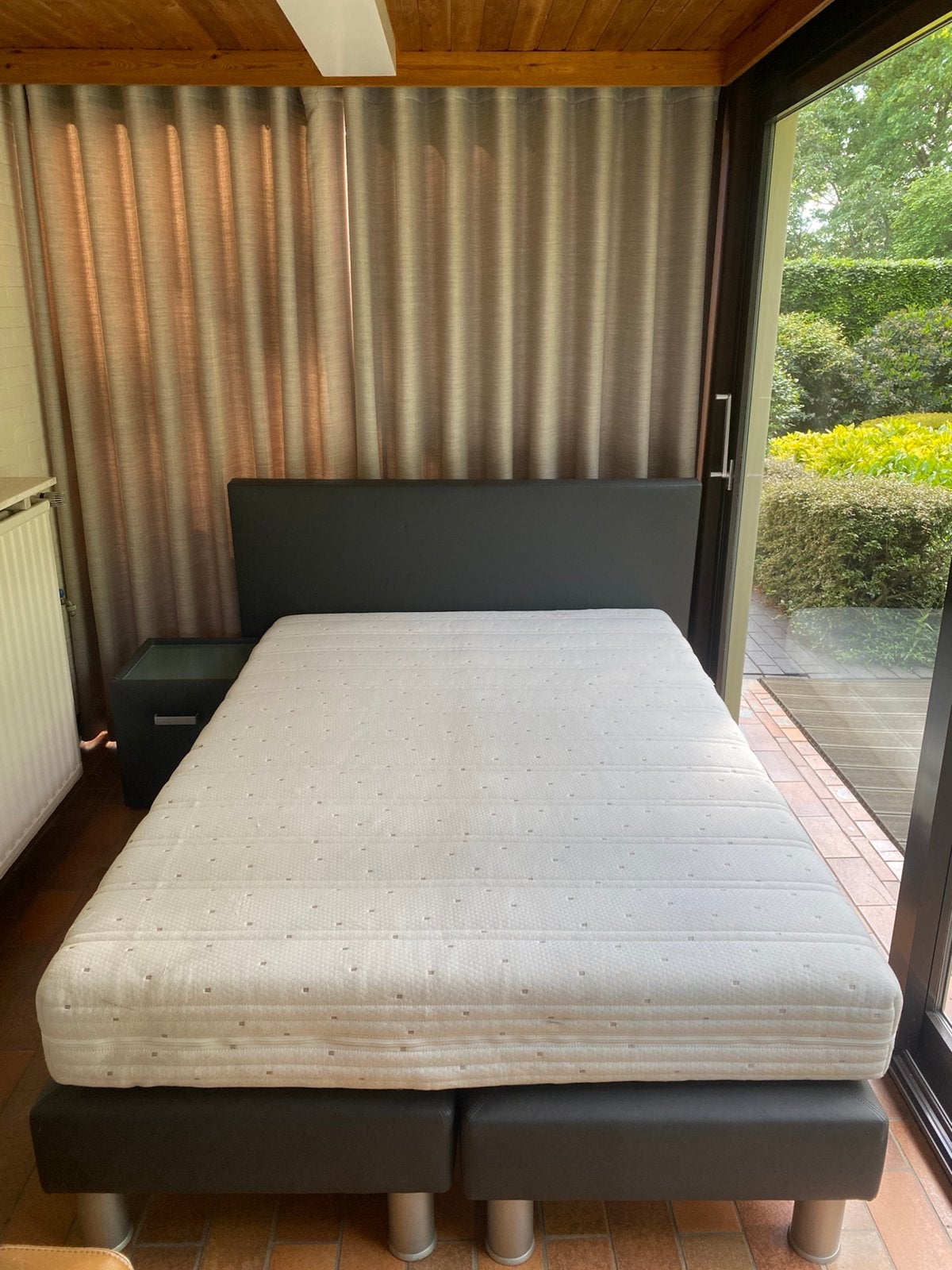 Boxspring inclusief nachtkastjes, Ophalen, Zwart, 140 cm, Zo goed als nieuw