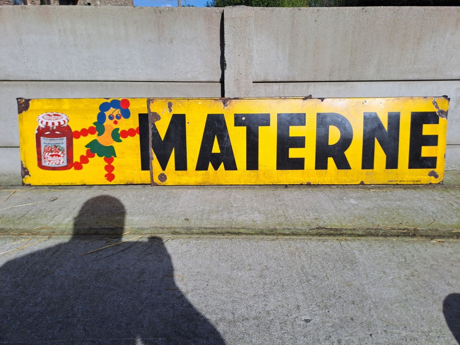 Emaille bord Materne, Ophalen