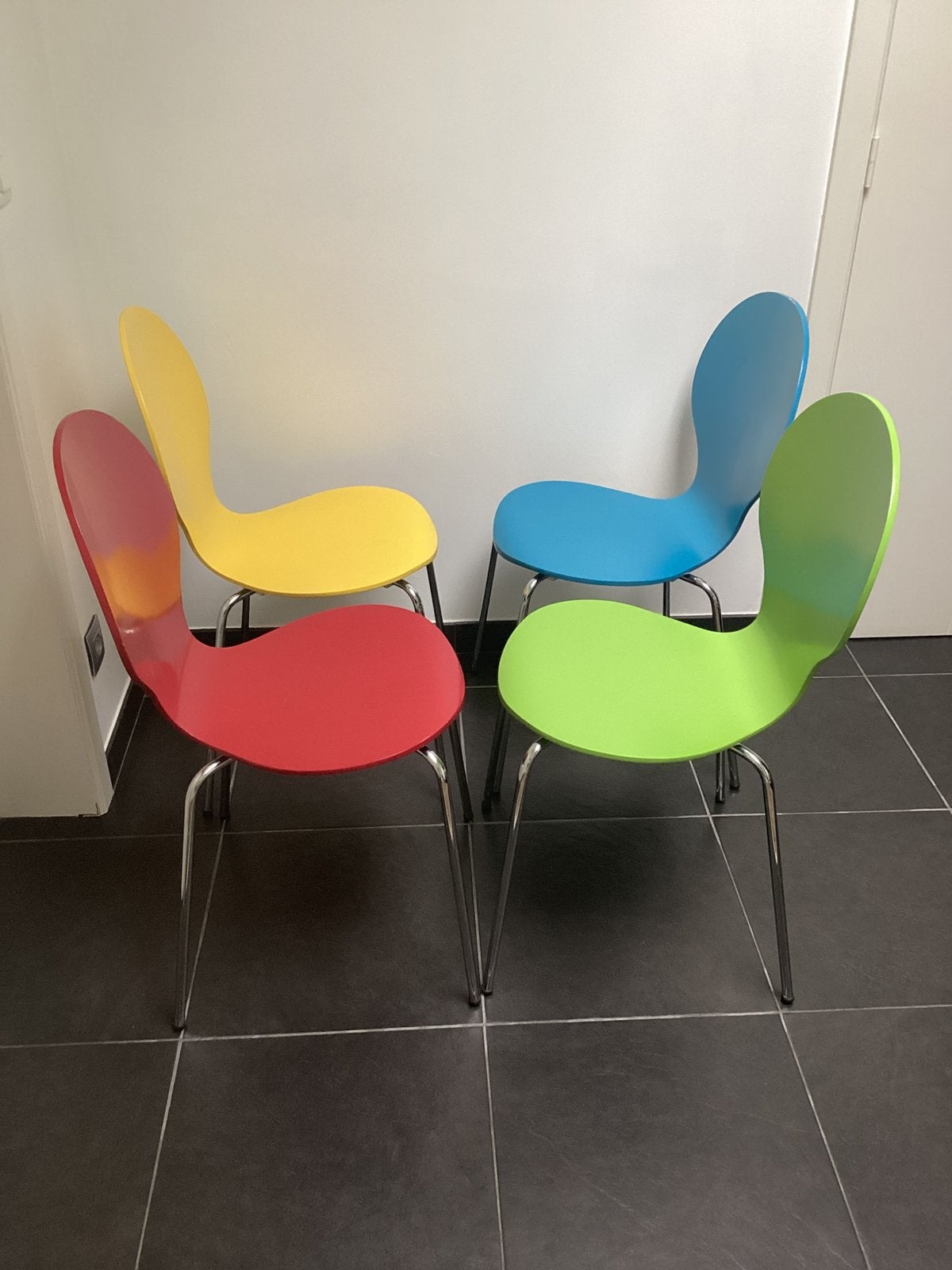 4 kleurige stoelen te koop, Huis en Inrichting, Stoelen, Ophalen, Overige kleuren, Zo goed als nieuw, Vier