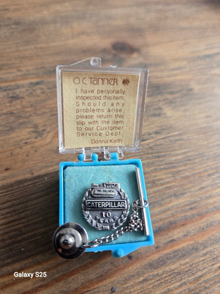 Persoonlijke anciënniteitsspelden van Caterpillar, Ophalen