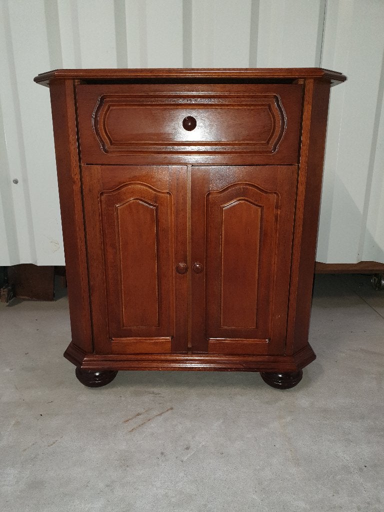 Houten kastje voor in de hal. Het kan geleverd worden., Huis en Inrichting, Ophalen, Gebruikt, Eikenhout, Met deur(en)