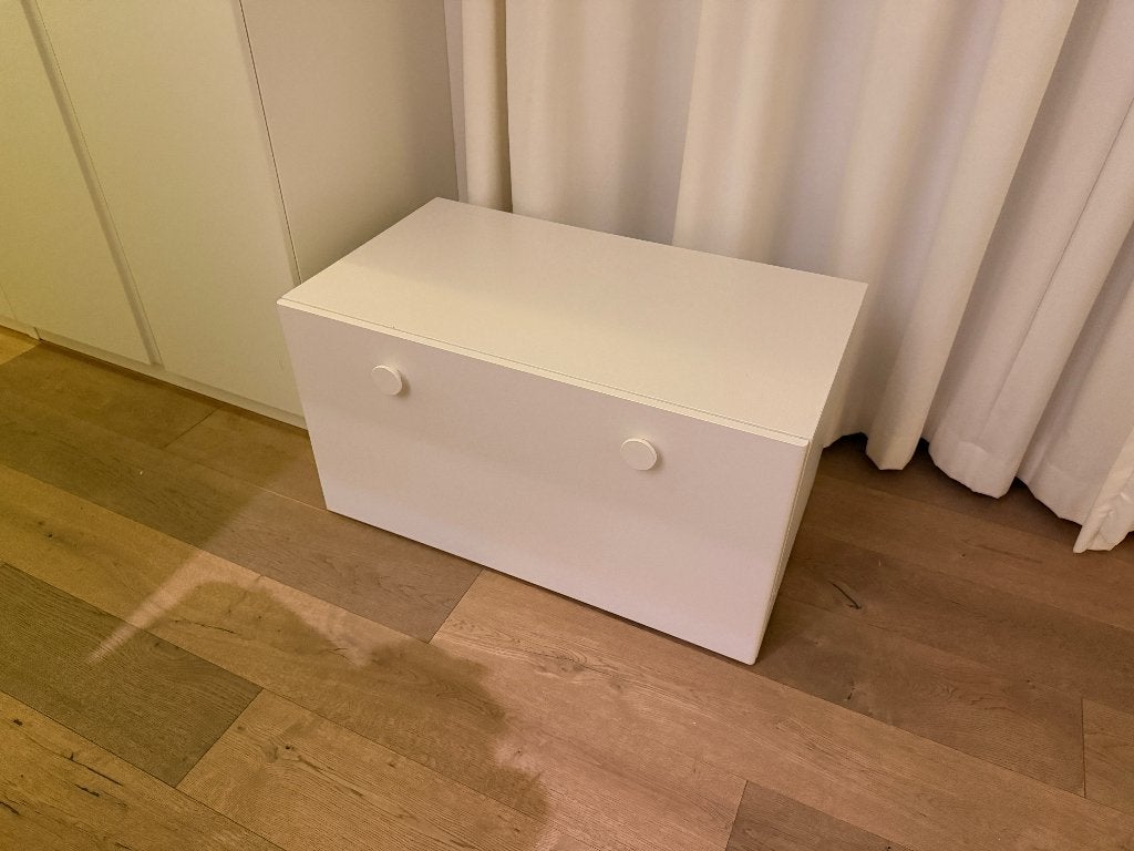 Coffre à jouets/canapé Ikea Småstad, Enfants & Bébés, Chambre d'enfant | Commodes & Armoires, Utilisé, 50 à 70 cm, 75 à 100 cm