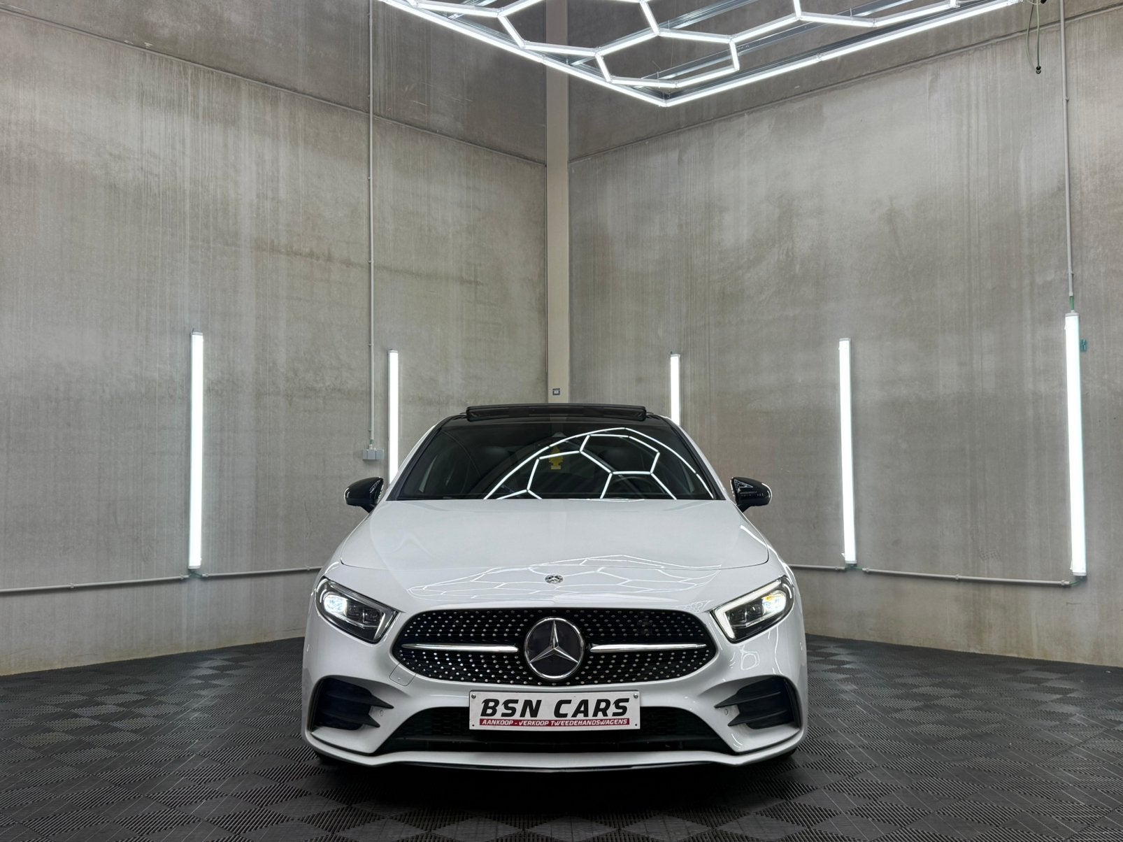 MERCEDES-BENZ A220/AMG/PANO/MEMORY/SFEER/CARPLAY/GARANTIE, Auto's, Automaat, Achterwielaandrijving, Alcantara, Wit