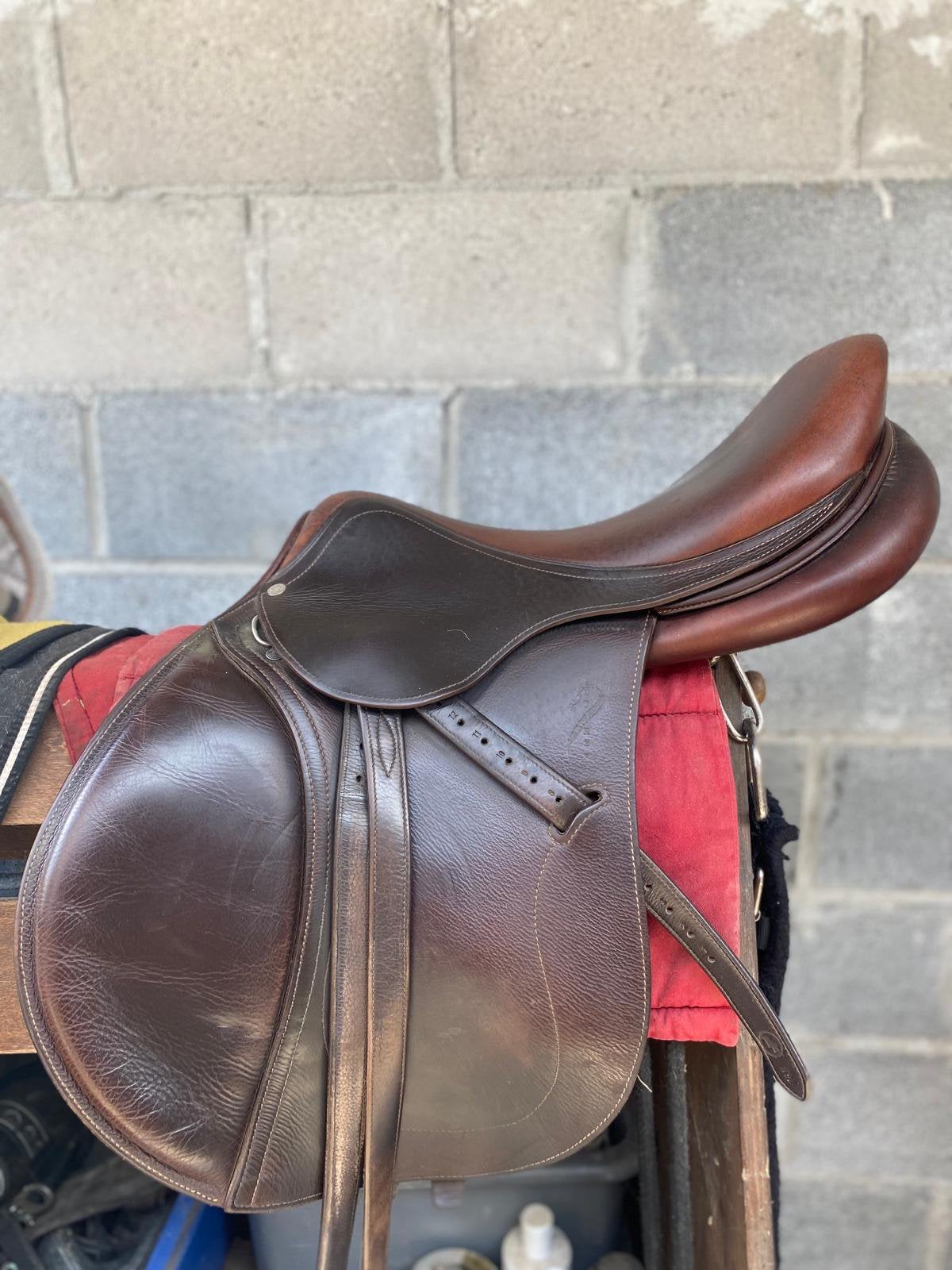 Selle de saut Antares 18 pouces, Animaux & Accessoires, Enlèvement, Comme neuf