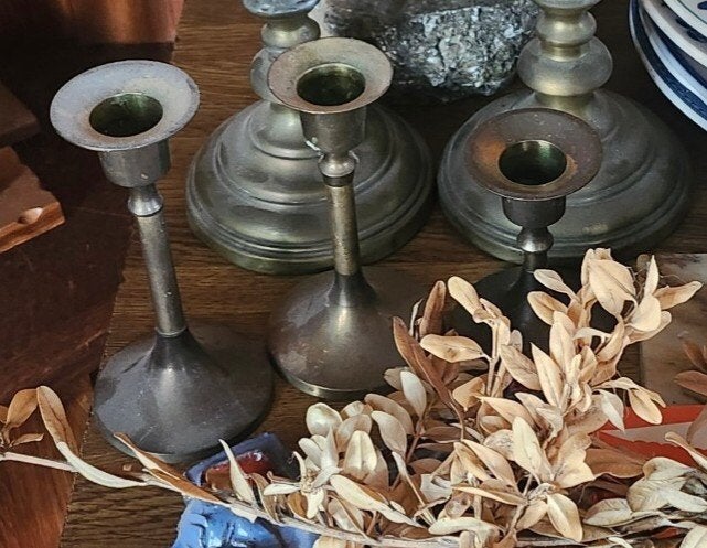 Bougeoirs en laiton, Enlèvement