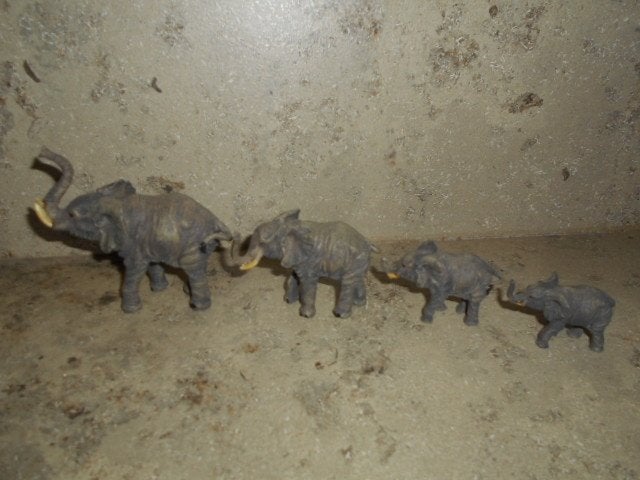 4 Beeldjes Grijze olifanten, Ophalen of Verzenden, Zo goed als nieuw, Dier