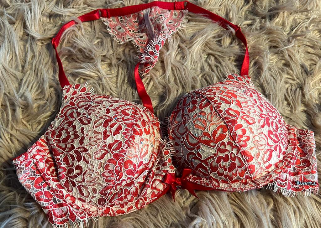 Rode beha met kant van Hunkemöller, Envoi, Ensemble