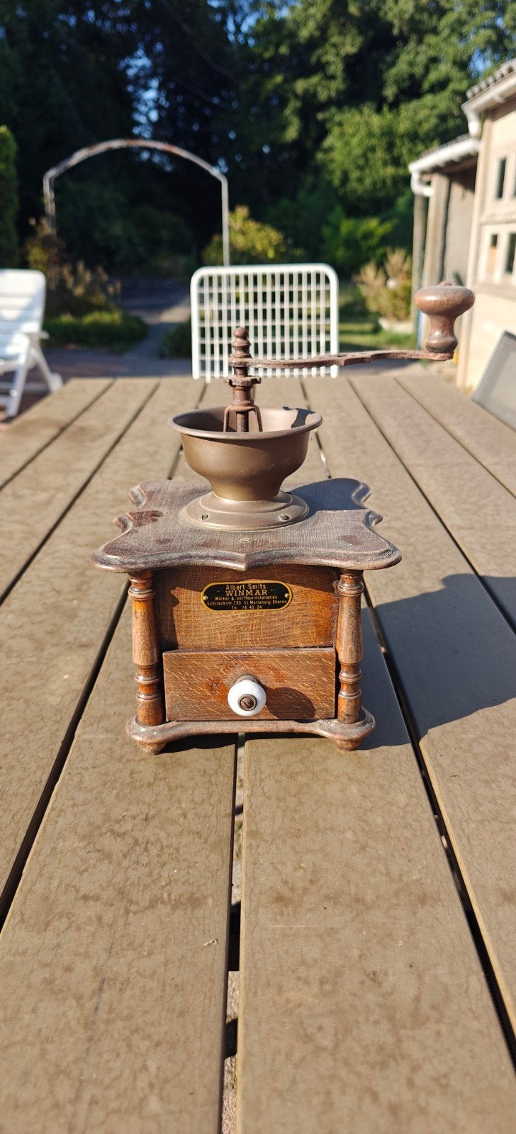 Handmatige koffiemolen, Ophalen
