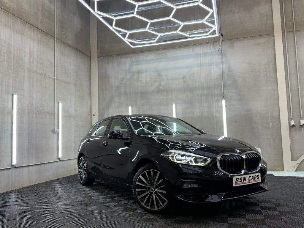 BMW 118i/LED/CARPLAY/PDC/LANE/GARANTIE, Auto's, 1 Reeks, Leder en Stof, Zwart, https://public.car-pass.be/vhr/4789088d-276d-41df-9cef-4239cddbafd3