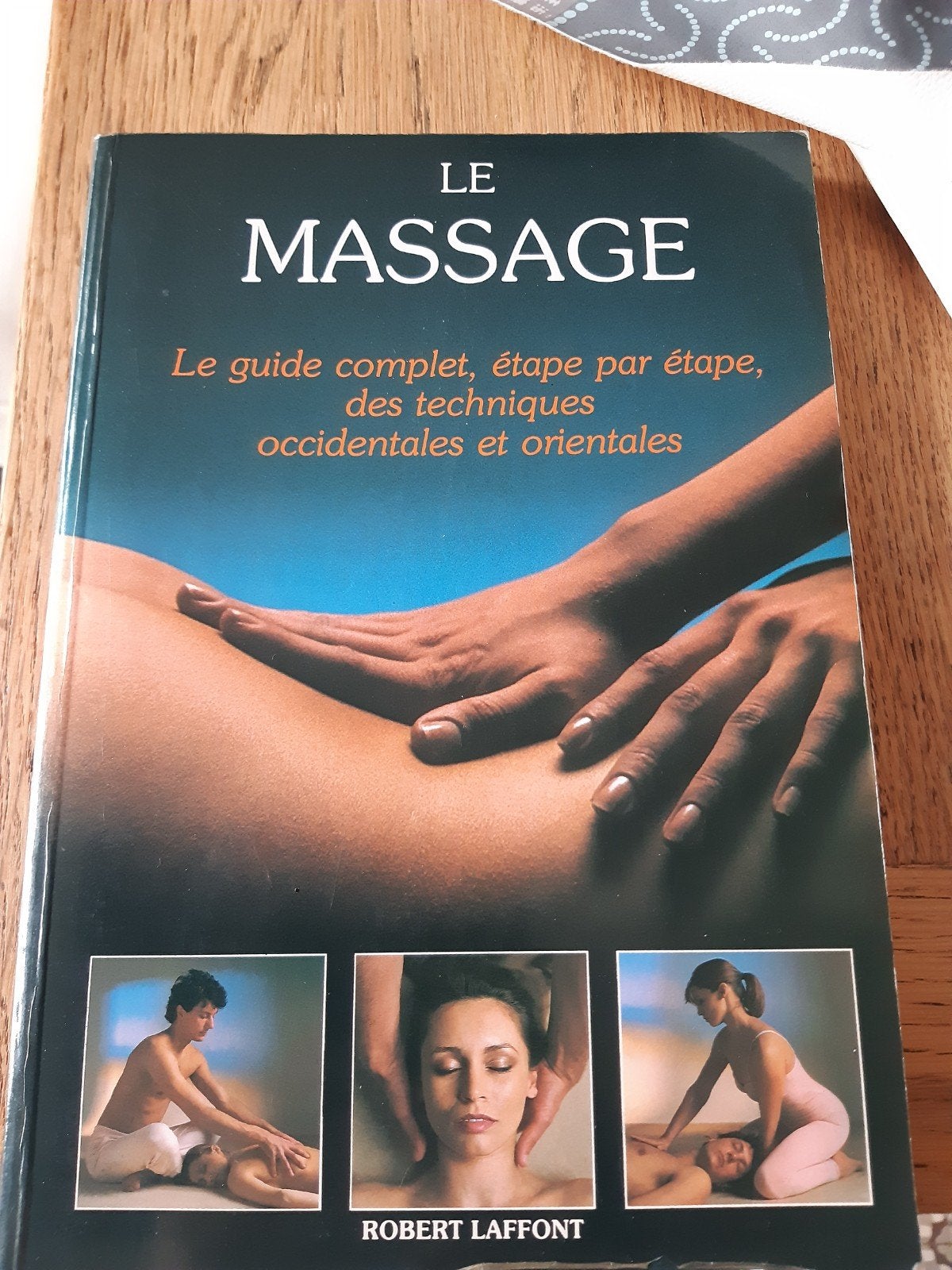 LE MASSAGE DE ROBERT LAFFONT, Ophalen