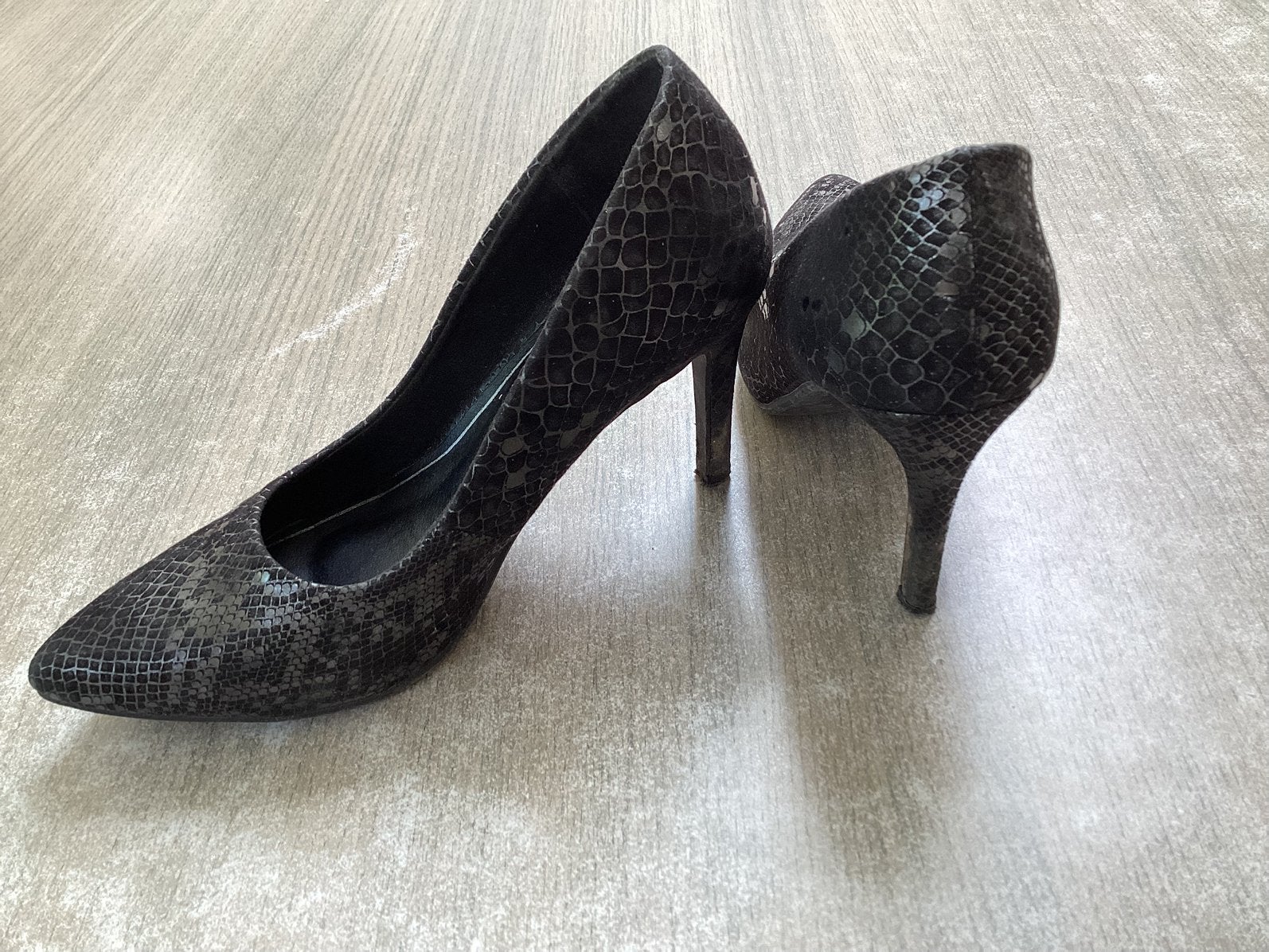 Escarpin noir à imprimé serpent - taille 37, Escarpins, Comme neuf, Enlèvement, Noir