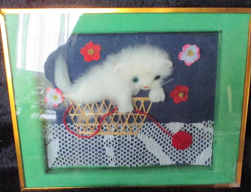 Wit pluche poesje achter glas , kadertje in prima staat, Collections, Collections Animaux, Enlèvement ou Envoi, Comme neuf, Chien ou Chat