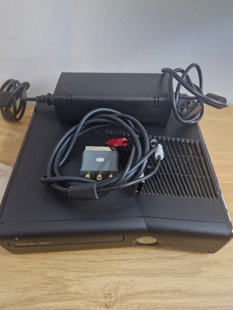 Xbox 360 Slim + 10 jeux | Complet | Très bon état, Consoles de jeu & Jeux vidéo, Online, Enlèvement ou Envoi, Autres genres, Utilisé