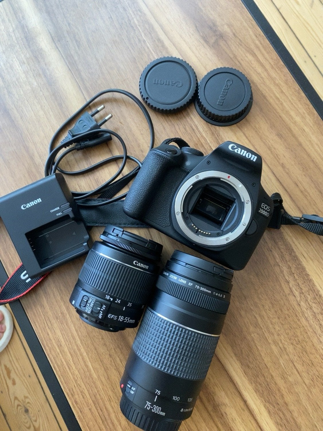 Canon EOS 2000D + Lens 75-330mm, Audio, Tv en Foto, Fotocamera's Digitaal, Zo goed als nieuw, Canon, Oplader, Ophalen