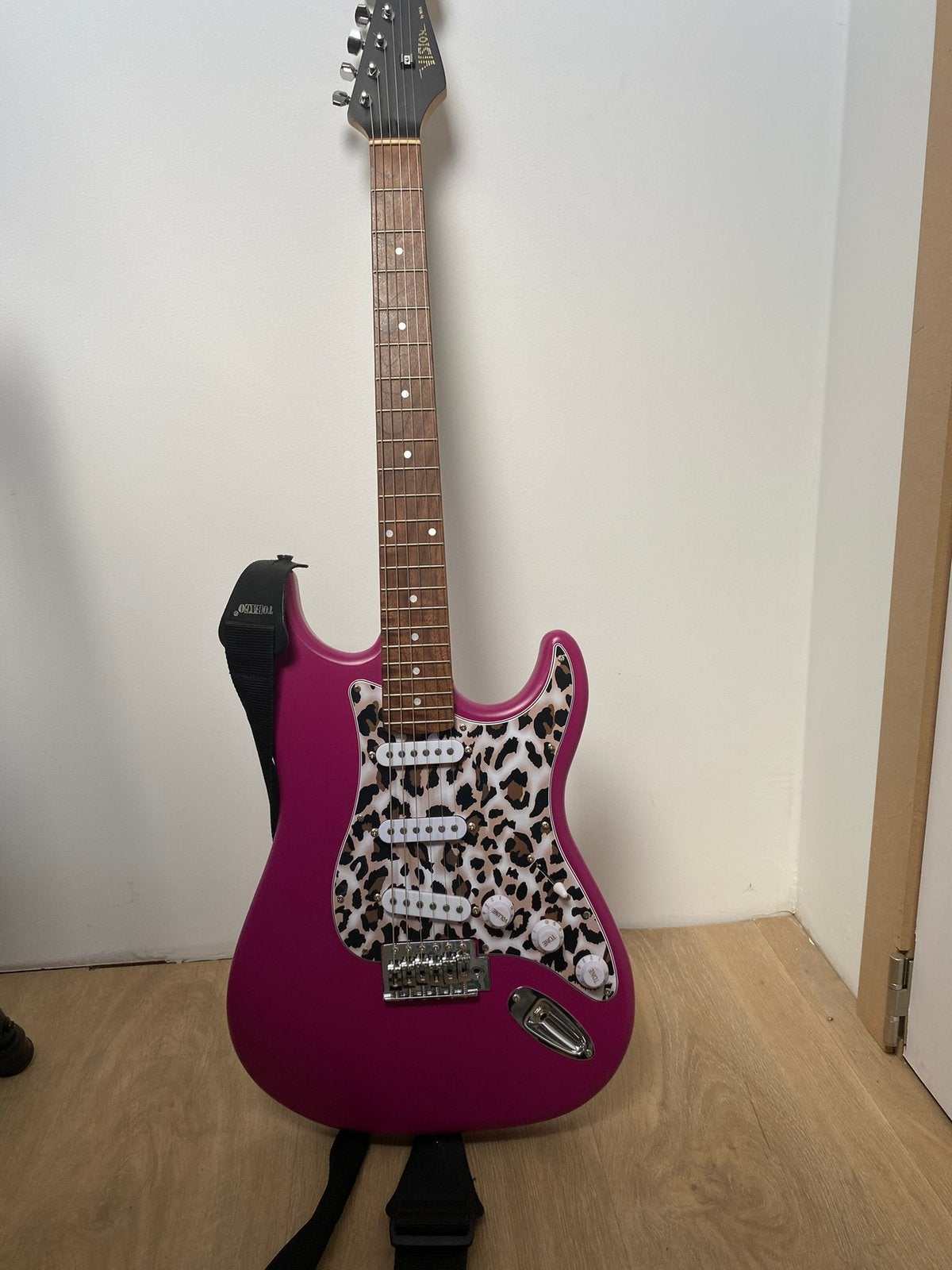 MSA Vision stratocaster met leopard slagplaat, Muziek en Instrumenten, Snaarinstrumenten | Gitaren | Elektrisch, Zo goed als nieuw
